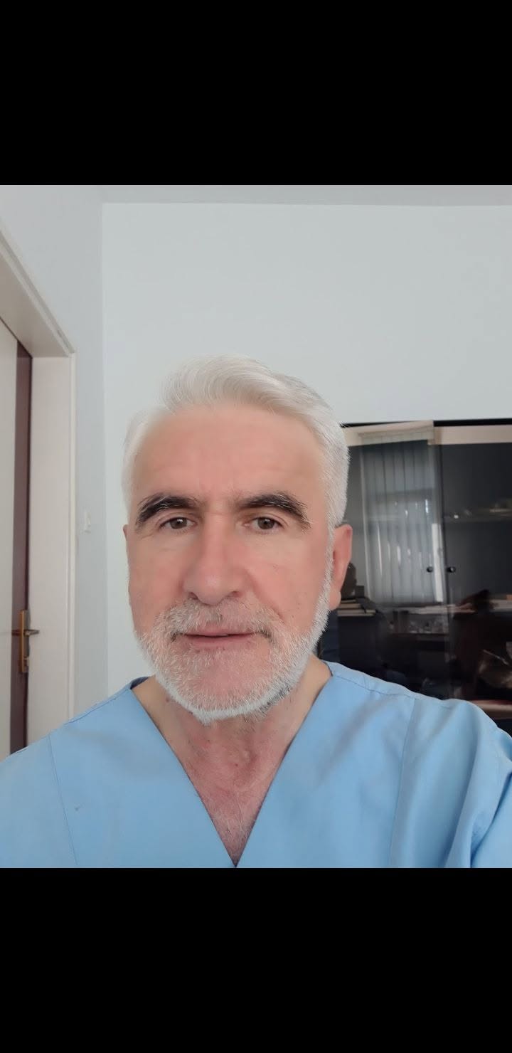 Dr Numan Balić u medicinskoj uniformi